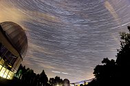 Skládanka několika fotografií pořizovaných delší dobu nad valašskomeziříčskou hvězdárnou během sobotní „noci padajících hvězd“ - takzvané startrails; sobota 11. srpna 2018