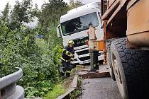 Těžká technika zasahovala v pondělí 9. září 2019 v Hluboké nad vsetínským sídlištěm Ohrada. V úzké uličce tu uvízl kamion a utrhla se pod ním krajnice.