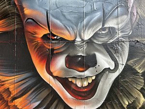 Hororový klaun děsí pod mostem ve Vsetíně. Naštěstí jen jako nové graffiti od Proroka; listopad 2023