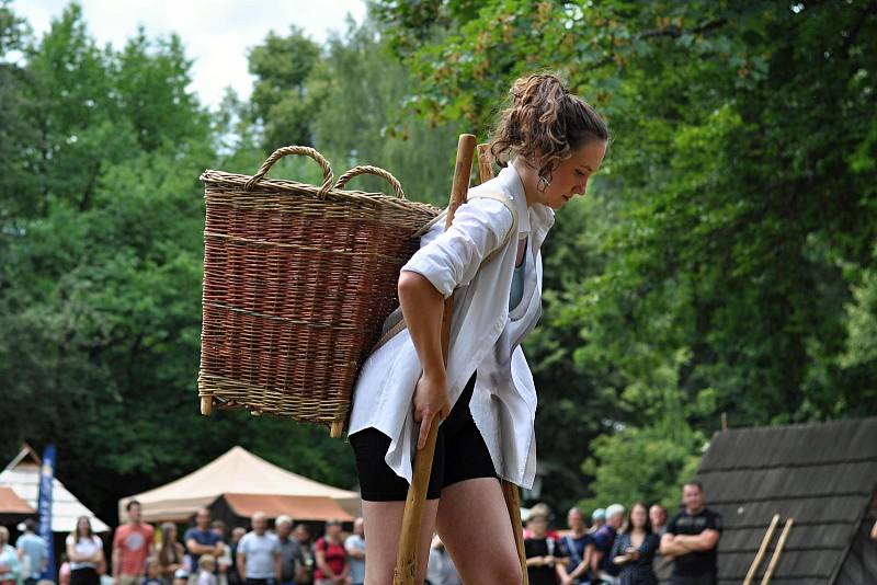 Valašské muzeum v přírodě v Rožnově pod Radhoštěm hostilo v sobotu 16. července 2022 dvacátý sedmý ročník Pekařské soboty. Součástí byl návštěvnický trojboj v netradičních disciplínách.