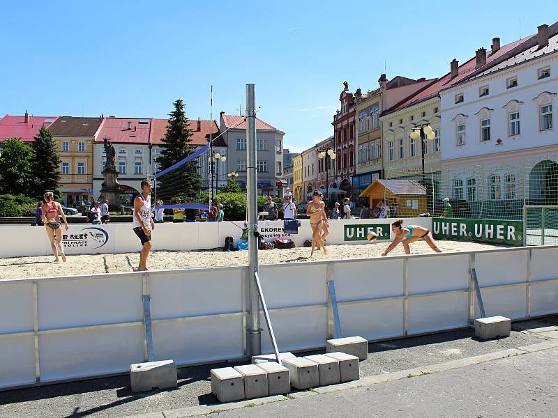 Od pátku 2. června je na náměstí ve Valašském Meziříčí k dispozici kurt pro plážový volejbal. Hřištěm, které vzniklo navezením šedesáti kubíků speciálního písku a které zde zůstane do konce července, chce radnice propagovat volejbalový sport.