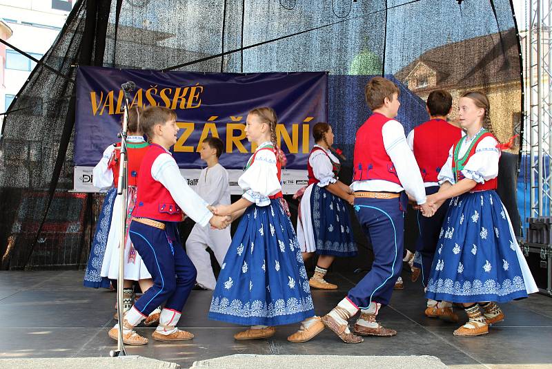 Začalo Valašské záření. Vsetínské náměstí a prostranství před kulturním domem zaplnily v pátek 8. září tisíce lidí. Začal 19. ročník Valašského Záření.