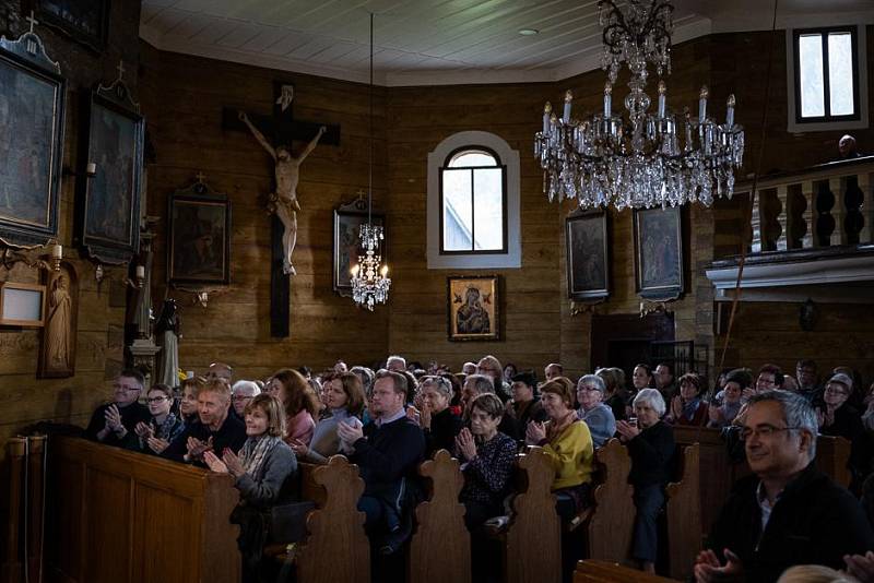 Vystoupení houslisty Jaroslava Svěceného a akordeonisty Ladislava Horáka v kostele Panny Marie Sněžné ve Velkých Karlovicích