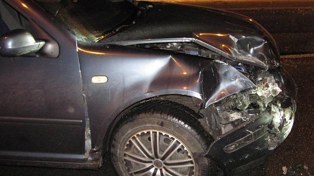 Ke střetu dvou osobních aut došlo v pondělí v podvečer ve Vsetíně na Ohradě. V autech cestovalo celkem šest lidí. Mezi nimi i děti
