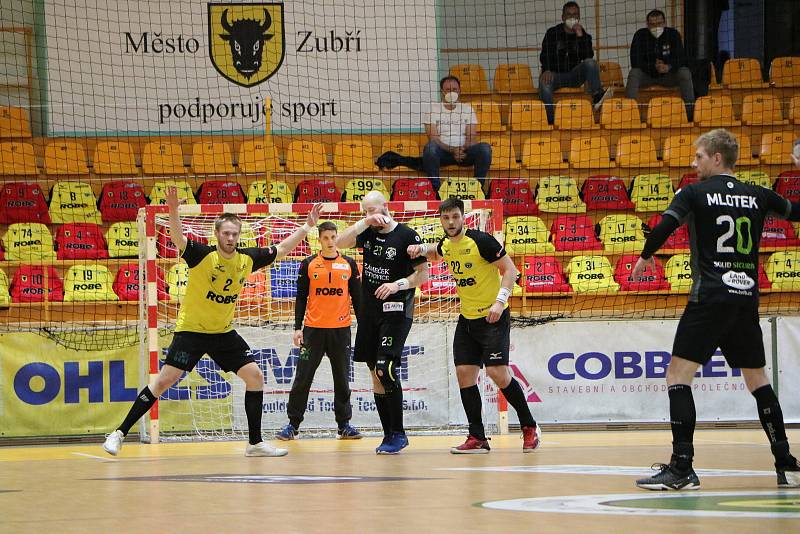 Stejně jako v minulém zápase i v sobotu muselo čtvrtfinálový duel play-off extraligy házenkářů mezi Zubřím (ve žlutém) a Karvinou rozhodnout sedmimetrové hody, ve kterých nyní měli pevnější nervy Slezané (29:28). V sérii na tři výhry vedou 2:1.