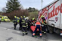 Záchranáři zasahují v pátek 24. dubna 2020 odpoledne u vážné nehody motocyklu a nákladního auta u Liptálu na Vsetínsku.