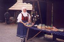 Malérečka Božena Pařenicová z Dolní Bečvy se tvorbě kraslic věnuje už třicet let. Účastní se také festivalů v rožnovském skanzenu, kde předvádí své umění.