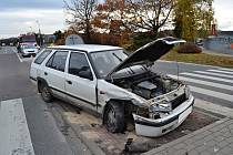 Opilý řidič Renaultu nedal v neděli 12. listopadu hodinu po poledni přednost osobnímu vozu Škoda.