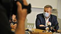 Ministr životního prostředí Richard Brabec na tiskové konferenci svolané kvůli dalšímu úniku neznámé látky do řeky Bečvy; středa 2. prosince 2020