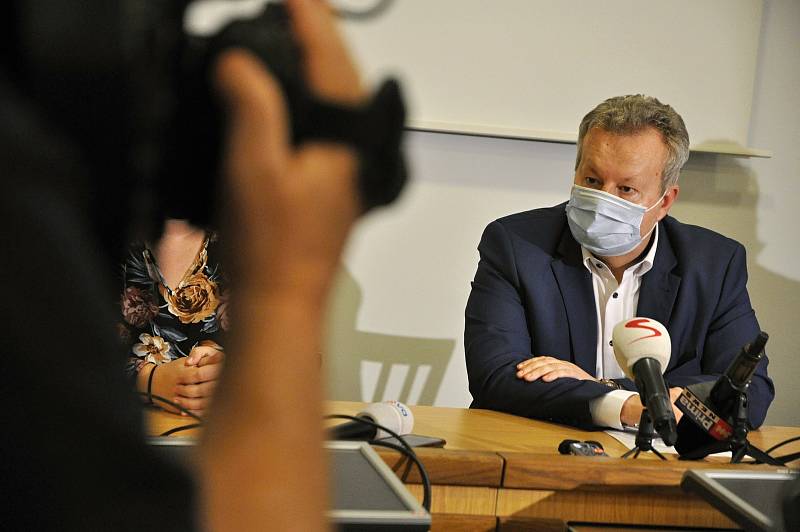 Ministr životního prostředí Richard Brabec na tiskové konferenci svolané kvůli dalšímu úniku neznámé látky do řeky Bečvy; středa 2. prosince 2020