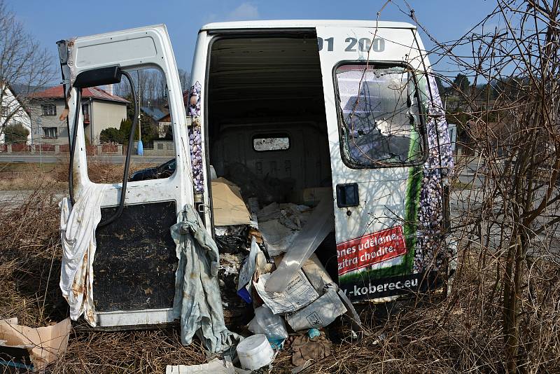 S autovraky a dlouhodobě odstavenými auty se potýkají města i  vesnice.