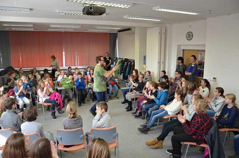 Školáci, kteří nejlépe uspěli v soutěži O nejlepší čtenářskou třídu, si v Masarykově veřejné knihovně převzali ocenění. Program zpestřil svou bubenickou dílnou Lukáš Kamas.