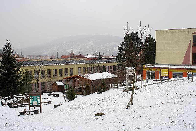 Zateplení fasády a střech všech pěti pavilonů školy, výměna oken a dveří a instalace větracích jednotek s rekuperací tepla do tříd a tělocvičen. To jsou plánované práce, které dělníci zahájí začátkem června 2018 na ZŠ Vsetín, Rokytnice.