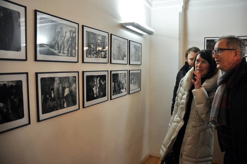 Vernisáž výstavy díla akademického sochaře Pavla Drdy z Bystřičky a fotografií Roberta Goláně ze Vsetína v Galeri Kaple ve Valašském Meziříčí