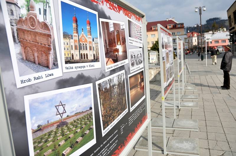 Kolemjdoucí si prohlížejí pouliční výstavu nazvanou Židovská synagoga ve Vsetíně, kterou při příležitosti 75. výročí vypálení vsetínské židovské synagogy připravili pracovníci domu kultury.