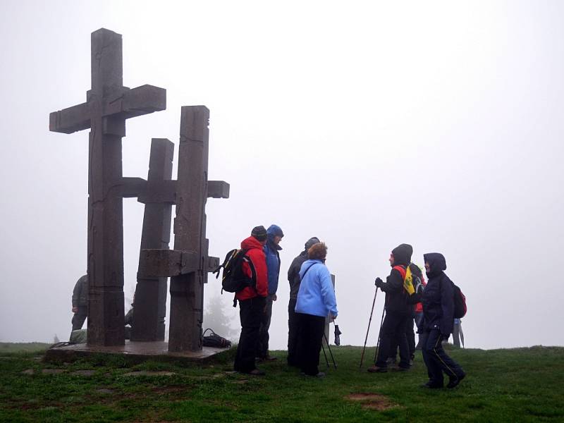 U památníku Tři kříže na Ztracenci na česko-slovenském pomezí se v neděli 12. května 2013 uskutečnilo tradiční setkání Čechů a Slováků. Společně si připomněli 68. výročí konce druhé světové války