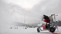 Ve skiareálu Sachova studánka v Horní Bečvě využili o víkendu 25. a 26. ledna 2014 poklesu teplot k zasněžování. Dobré podmínky k lyžování přilákaly na sjezdovku desítky lyžařů.