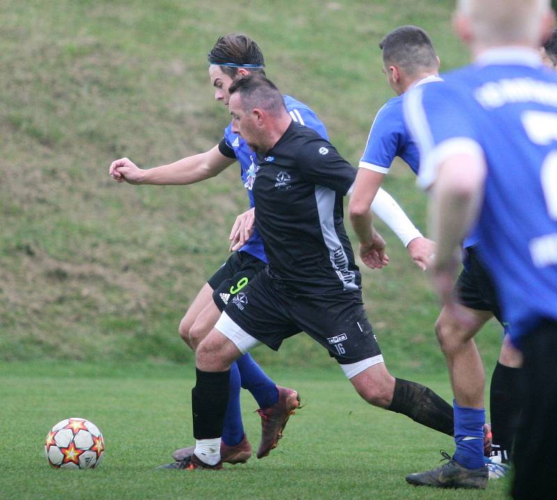 Fotbalisté Vigantic (v černém) se rozloučili s podzimní části I. A třídy skupiny A v derby s Rožnovem pod Radhoštěm přesvědčivou výhrou 5:0. Lví podíl na ni měli největší hvězdy Vigantic Milan Baroš a René Bolf, kteří dali po jedné brance, domácí útočník 