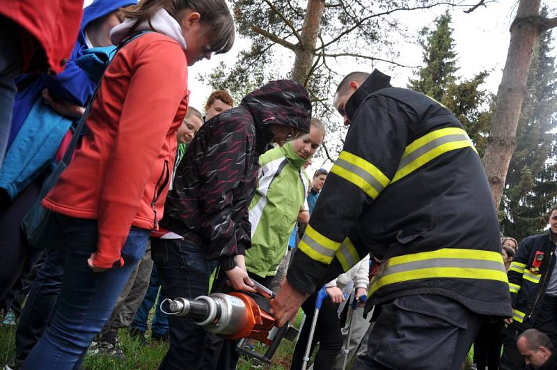 Soutěž hlídek mladých zdravotníků z valašských základních škol pořádaná Oblastním spolkem Českého červeného kříže ve Vsetíně; Vsetín, čtvrtek 21. května 2015.