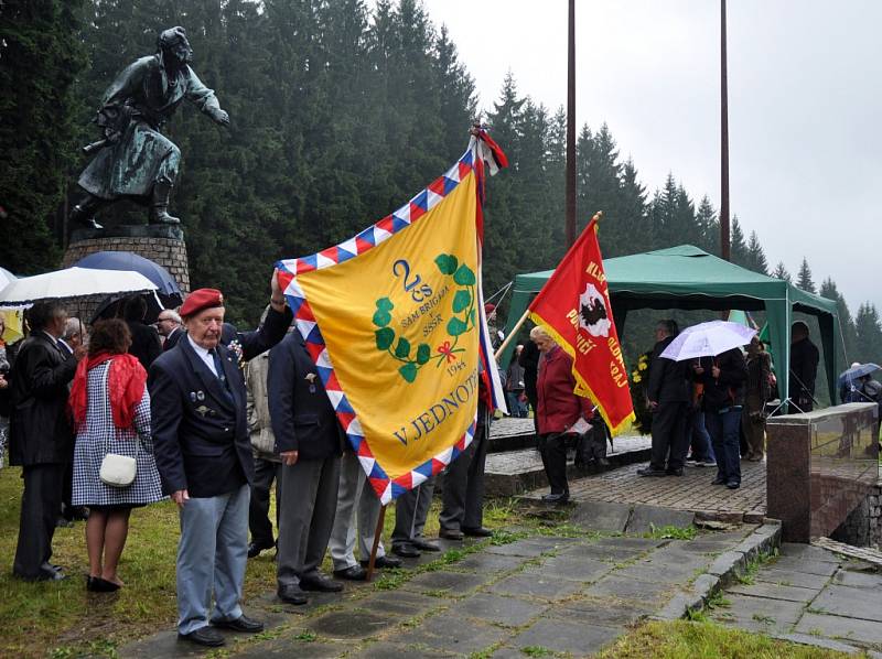 Pietní akt u příležitosti 70. výročí Slovenského národního povstání u památníku 1. čs. brigády Jana Žižky na Bumbálce na Česko-slovenském pomezí. Velké Karlovice/Makov, středa 27. srpna 2014.