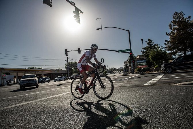 Rožnovský ultramaratonský cyklista Svaťa Božák se potřetí v životě vydal na trasu nejtěžšího závodu planety - Race across America. Na zdolání téměř pěti tisíc kilometrů má limit 12 dní; červen 2022