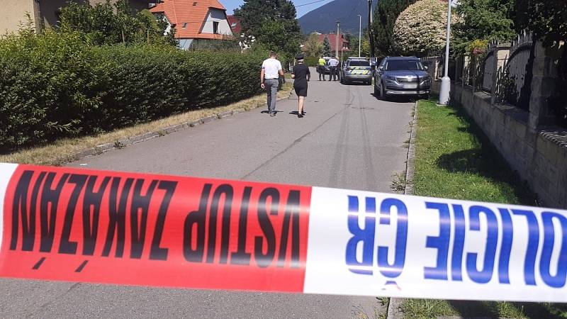 Policie zasahuje u násilné smrti čtyř lidí v Rožnově pod Radhoštěm v lokalitě Rybníčky. 3. srpna 2022