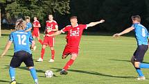 Fotbalisté Valašského Meziříčí (v červených dresech) prohráli na hřišti ve Všechovicích 0:2.