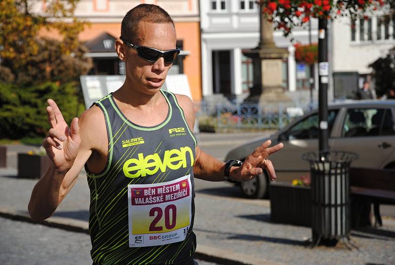 Na start Běhu městem se v sobotu 6. října 2018 ve Valašském Meziříčí postavilo 51 závodníků od žáků po veterány. Na snímku vítěz Martin Kučera z Brna.