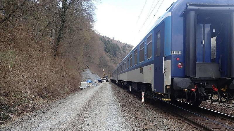 U Vsetína se v pondělí 18. dubna 2022 srazil rychlík Valašský expres s bagrem pracujícím na úpravě okolí železniční trati. Záchranáři evakuovali přes 140 cestujících. Nikdo se nezranil.