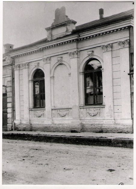 Židovská synagoga ve Vsetíně na historické fotografii. Snímek není blíže datován.