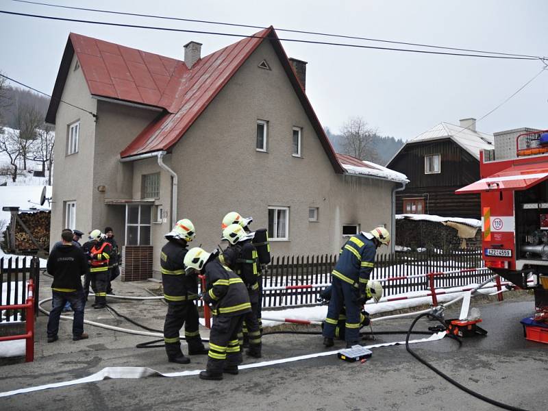 Hasiči zasahují u požáru kotelny rodinného domu ve vsetínské místní části Janišov. Vsetín, čtvrtek 19. února 2015