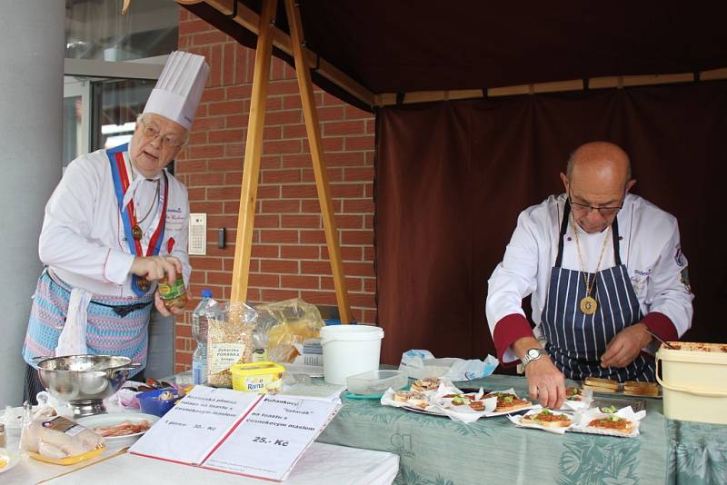 Tradiční Zašovské slavnosti spojené s gastrofestivalem Lovefood se konaly v sobotu na prostranství před Kulturním domem v Zašové. Zajímavý kulinářský a kulturní program nalákal stovky lidí.