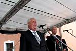 Prezident Miloš Zeman beseduje s občany ve Valašském Meziříčí