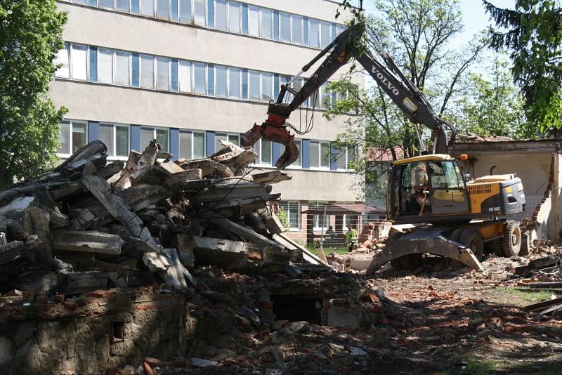 Demoliční práce ve Vsetínské nemocnici se dostávají do poslední fáze, kdy nastupuje těžká technika.