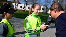 Děti ze Základní školy Žerotínova ve Valašském Meziříčí společně s dopravními policisty kontrolují motoristy.