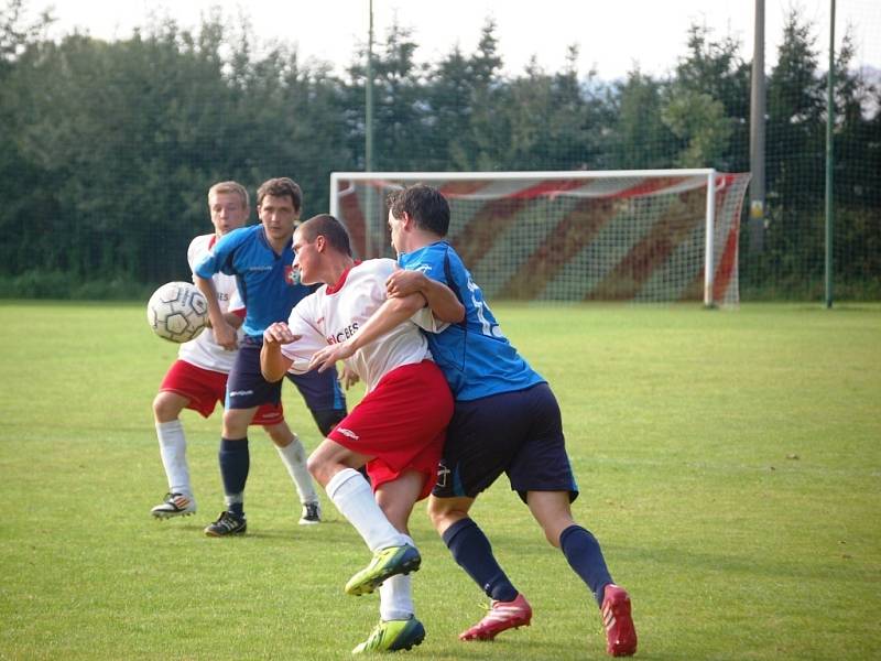 Fotbalisté Podlesí (modré dresy) doma porazili Nedašov 2:0.