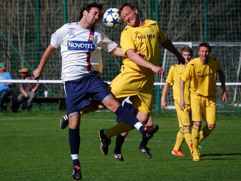 Fotbalisté Velkých Karlovicě+Karolinky (žluté dresy) porazili Vigantice 1:0. 