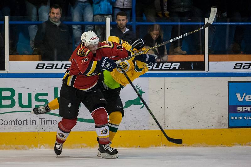 Šesté kolo kvalifikace o WSM ligu, zápas mezi týmy HC Vlci Jablonec nad Nisou a VHK ROBE Vsetín, se odehrálo 13. dubna na zimním stadionu v Jablonci nad Nisou. Na snímku vlevo Ladislav Pulec.