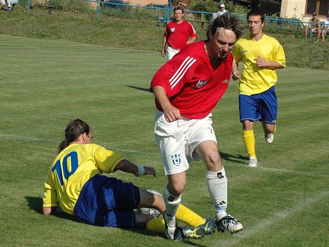 V prvním kole 1. A třídy podlehli fotbalisté Hrachovce (v červeném) doma Juřince 1:3.