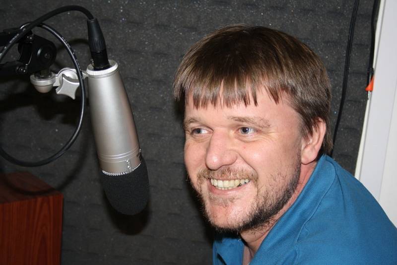 Šéfredaktor Valašského deníku Miroslav Urubek (v modrém) poskytl ve čtvrtek odpoledne rozhovor internetovému Kostka rádiu Střední školy Kostka ve Vsetíně. 