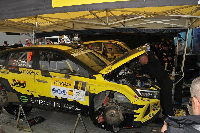 I přes oblačné, místy deštivé počasí se těšila zájmu fanoušků sobotní první etapa 41. ročníku Valašské Rally. Snímky z rychlostních úseků Lešná, Vidče a servisu.