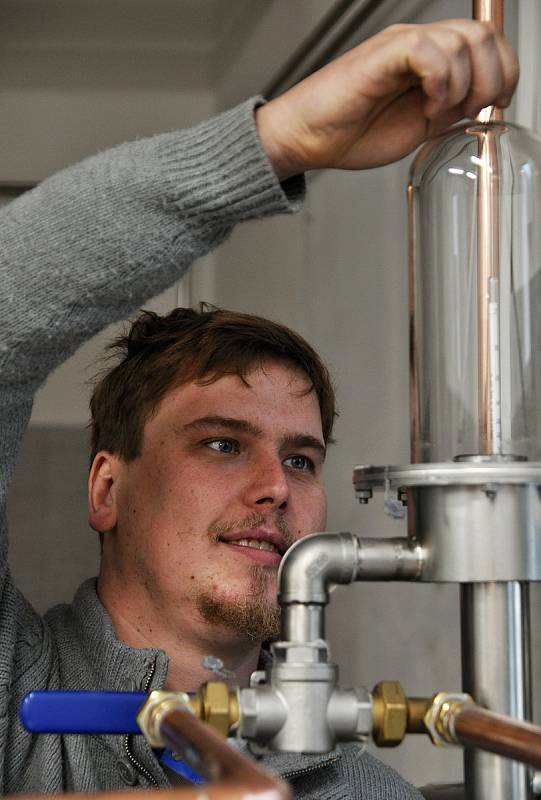 Sedmadvacetiletý páleničář Petr Daňa na proces výroby slivovice bedlivě dohlíží.