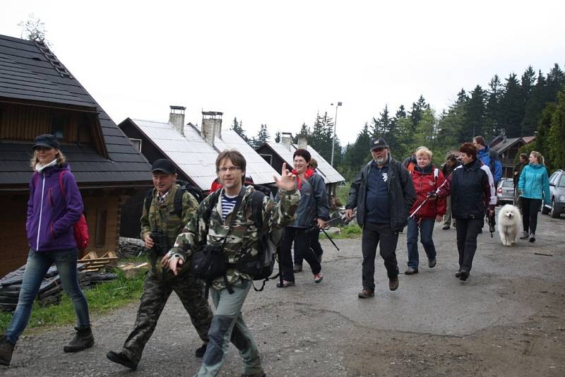 Setkání Čechů a Slováků na moravsko-slovenském pomezí v oblastí Javorníků se dnes dopoledne uskutečnilo na Ztracenci. Akce se zúčastnilo na 250 lidí z obou stran hranice. 