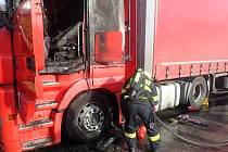 Na silnici E50 u Starého Hrozenkova hořel náklaďák.
