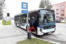 Cestující městskou dopravou v Meziříčí bude týden vozit elektrobus