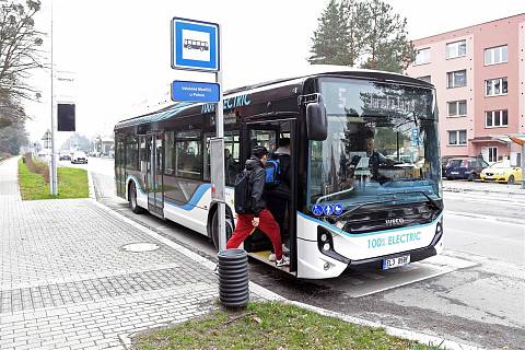 Cestující městskou dopravou v Meziříčí bude týden vozit elektrobus