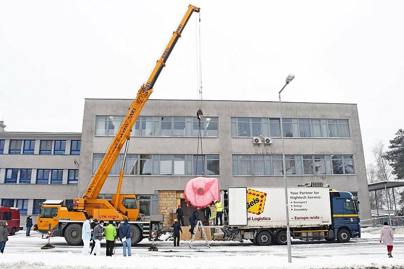 Stěhování nové magnetické rezonance do Nemocnice AGEL Valašské Meziříčí. Stavební práce si vyžádali investici ve výši téměř 9 miliónů korun, samotný přístroj 16,8 miliónu korun.