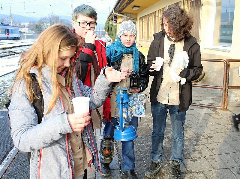 Betlémské světlo dorazilo na Valašsko. Vsetínští skauti ho vlakem přivezli v neděli 17. prosince 2017 ráno do Vsetína.