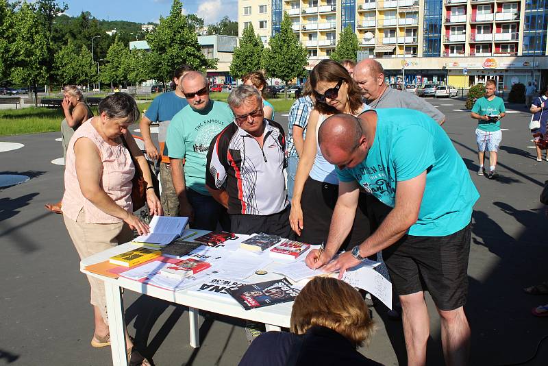 Demonstrace proti vládě Andreje Babiše na náměstí Svobody ve Vsetíně - 11. 6. 2019