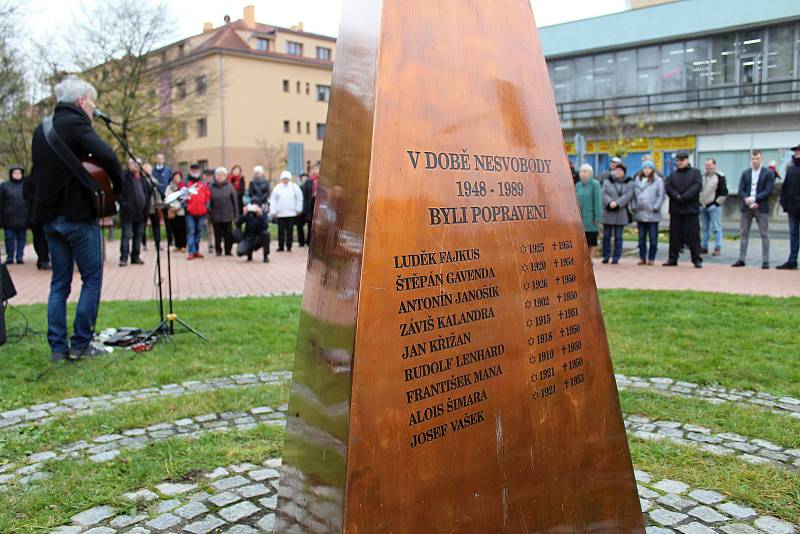 Desítky lidí si u příležitosti Dne boje za svobodu a demokracii připomněly historicky významný den. U památníku obětem totality v Panské zahradě ve Vsetíně zavzpomínala na listopadové události zástupci města a Blanka Andělová ze Svazu bojovníků za svobodu